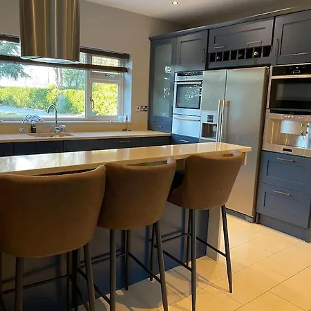 5 Bed House 35 Mins To Dublin *